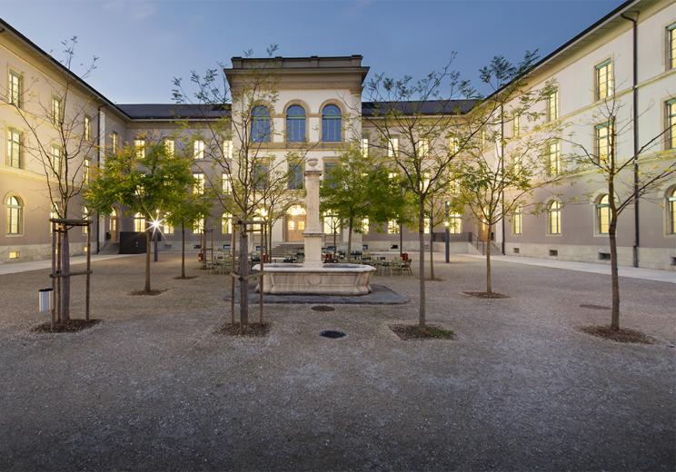 Das Pestalozzischulhaus liegt direkt neben dem Bahnhof Aarau. Das Pestalozzischulhaus liegt direkt neben dem Bahnhof Aarau.