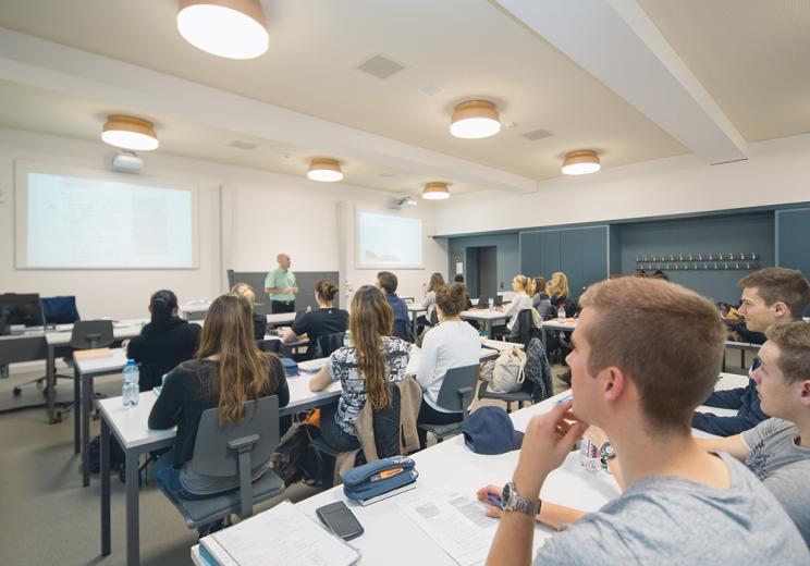 Die grosszügigen Klassenzimmer sind mit modernster Infrastruktur ausgerüstet. Die grosszügigen Klassenzimmer sind mit modernster Infrastruktur ausgerüstet.