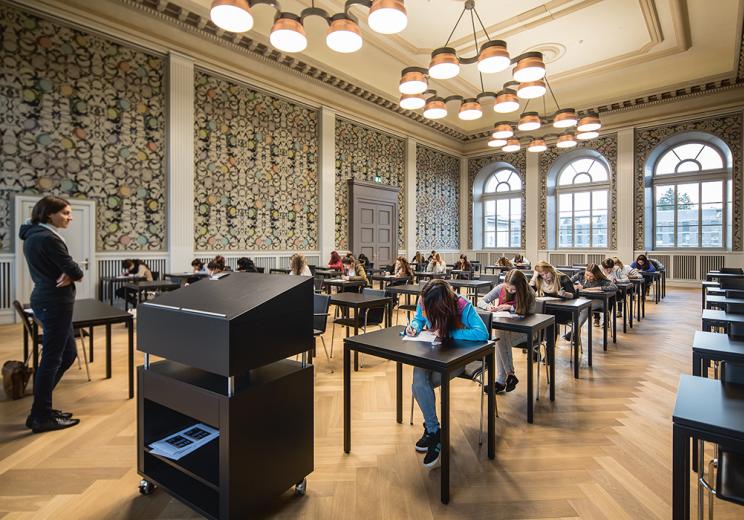 Die stilvoll renovierte Aula im zweiten Stock wird für verschiedene Anlässe rege genutzt. Die stilvoll renovierte Aula im zweiten Stock wird für verschiedene Anlässe rege genutzt.