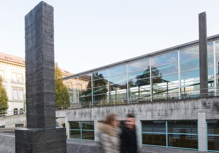 Werk 4: Ohne Titel 1988 Bronzestelen 2-teilig Heiner Richner (*1944)