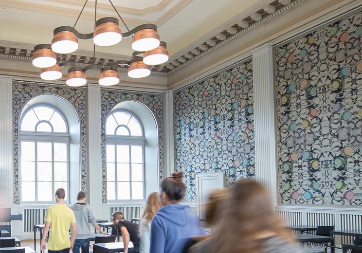 Werk 6: Textile Wandbespannung in der Aula 2013 Vreni Spieser (*1963)