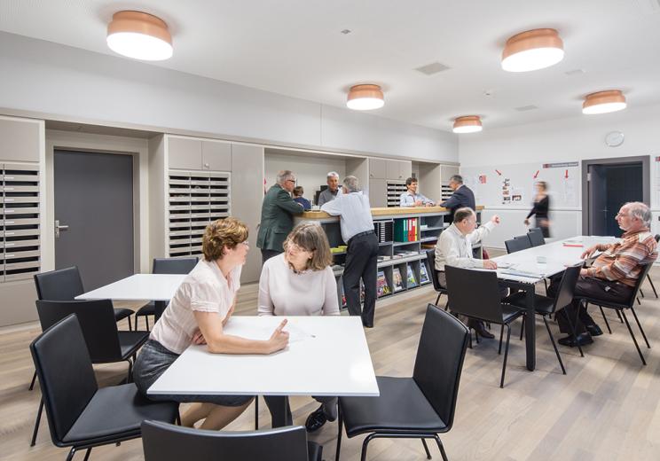Das Lehrerzimmer ist Begegnungszone und Rückzugsort für alle Lehrpersonen Das Lehrerzimmer ist Begegnungszone und Rückzugsort für alle Lehrpersonen