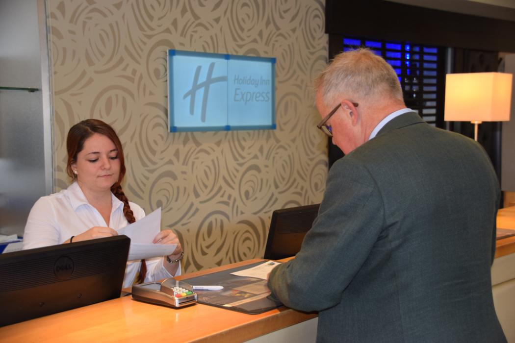 Jasmin Bircher an der Reception des Hotels Holiday Inn Express in Chester Jasmin Bircher an der Reception