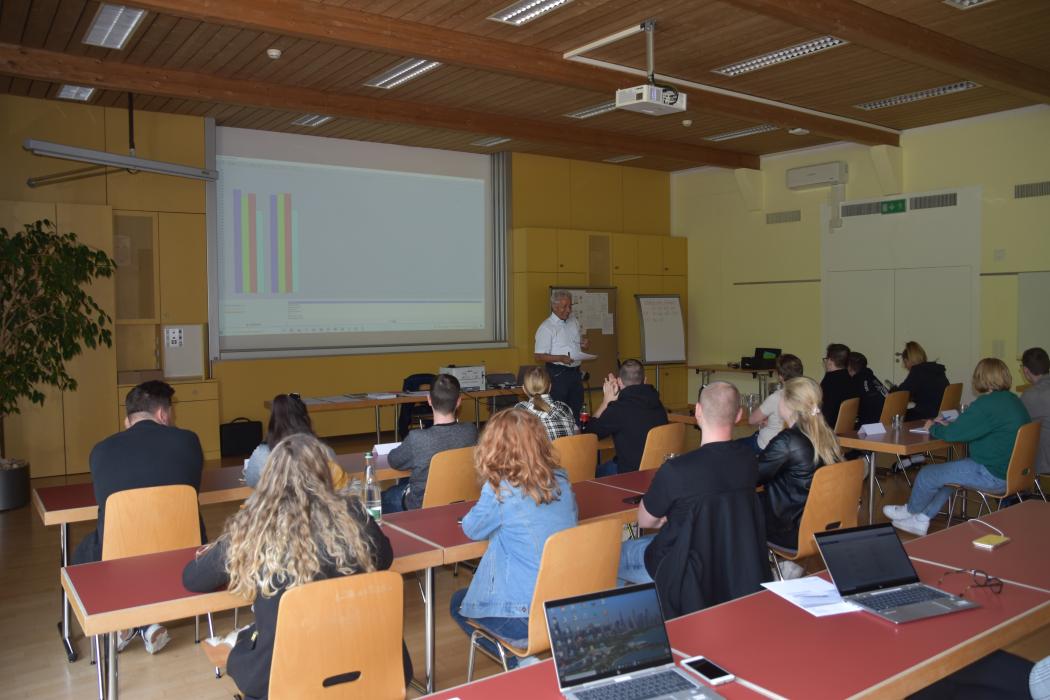 Dr. Erich Leutenegger und die Klasse HFW20A beim Planspiel.