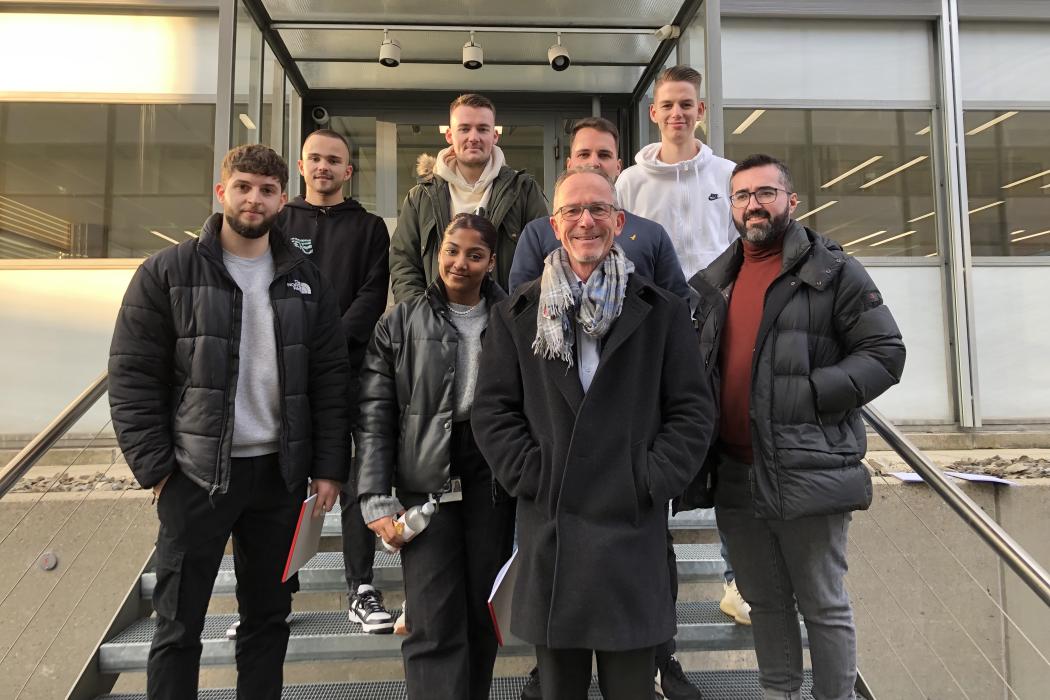 Die Klasse HFW22A mit ihrem Dozenten Max Götschmann