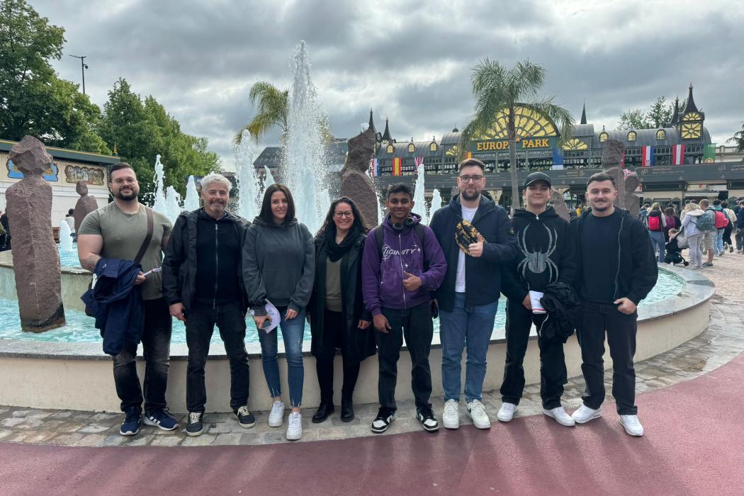 Lernendenausflug - HKV Aarau Gruppe Menschen - Europapark -Gruppenfoto