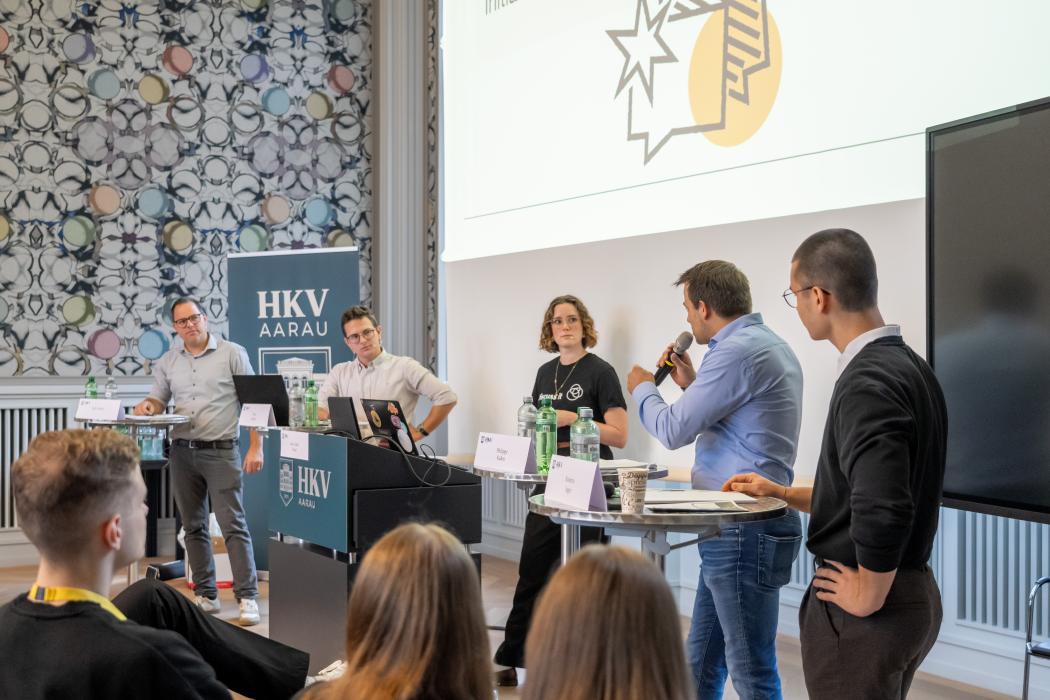 «Politische Bildung so zu erfahren, hat Spass gemacht. Ich hatte mit allen PolitikerInnen sehr interessante Gespräche und konnte viel von ihnen lernen.» Martina Bibaj, K23C Politische Bildung an der HKV Aarau