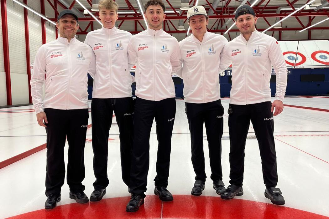 Bildlegende: v.l. Coach Charly, Skip Jan Iseli, Vizeskip Max Winz, Second Dean Hürlimann und Lead Sandro Fanchini Schweizer Curling Team