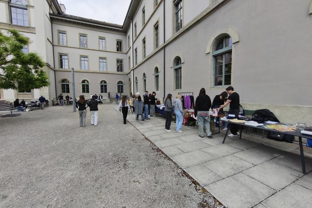 Flohmarkt im Innenhof der HKV Aarau Flohmarkt im Innenhof der HKV Aarau
