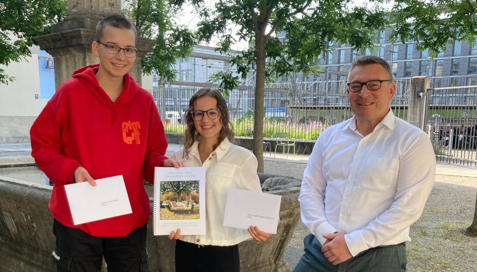 Die beiden Gewinnerinnen bei der Preisübergabe