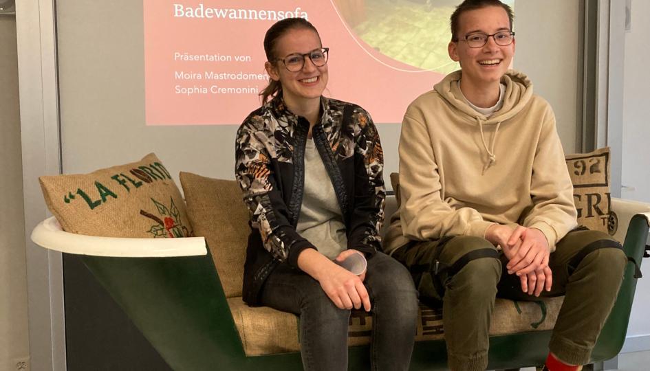 Damals noch im Besitz der Lernenden, das Badewannensofa. 