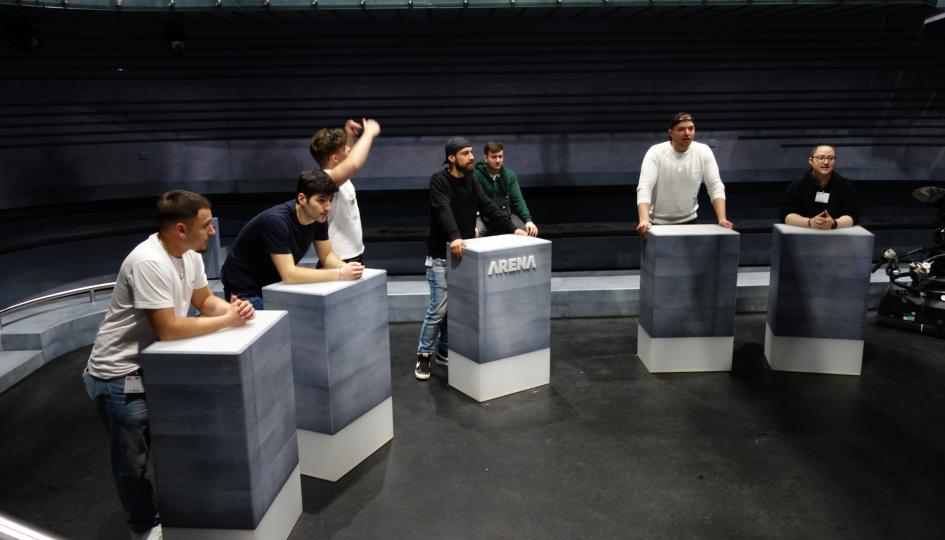  Lernende der DHF19H im Studio der Sendung «Arena»