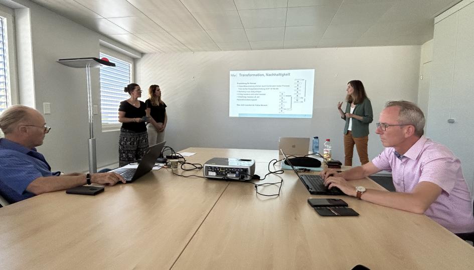HFW Studierende in einer Präsentation.