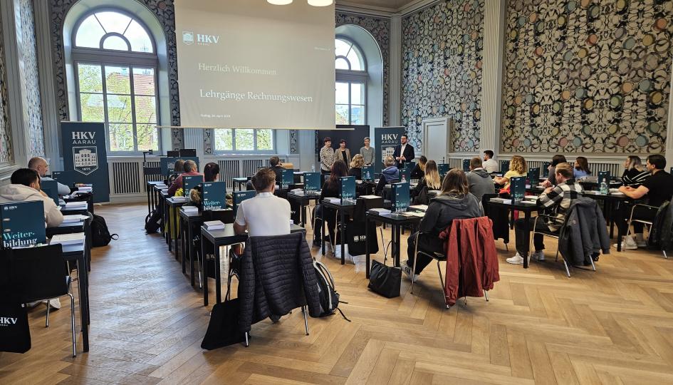 Start-Tag Lehrgänge im Bereich Rechnungswesen Weiterbildungsteilnehmende im Klassenzimmer