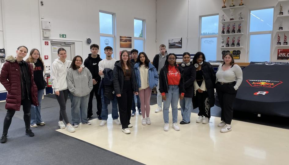 Die angehenden Detailhandelsfachleute bei Emil Frey