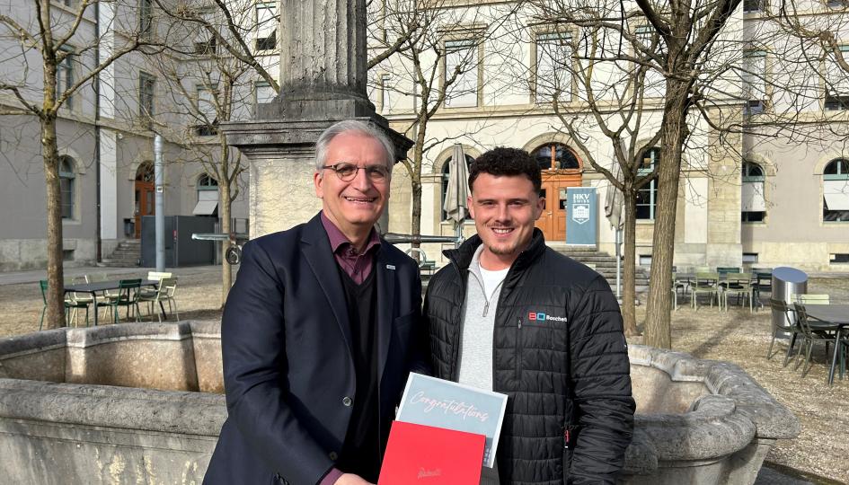 Thomas Karrer, Mitglied der Geschäftsleitung der HKV Aarau gratulierte Manuele Bassi zum 1. Rang. Thomas Karrer, Mitglied der Geschäftsleitung der HKV Aarau gratulierte Manuele Bassi zum 1. Rang.
