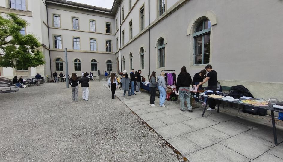 Flohmarkt im Innenhof der HKV Aarau