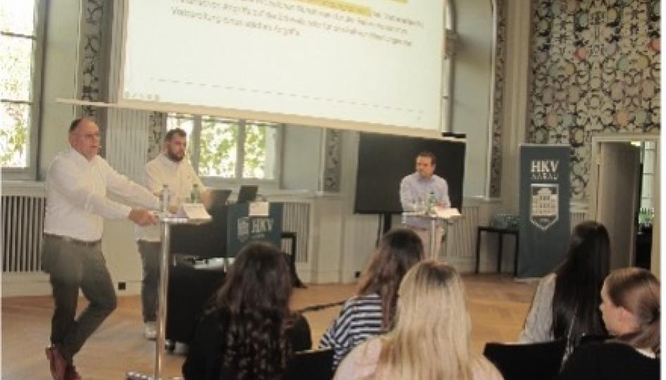 Politische Diskussion in der Aula